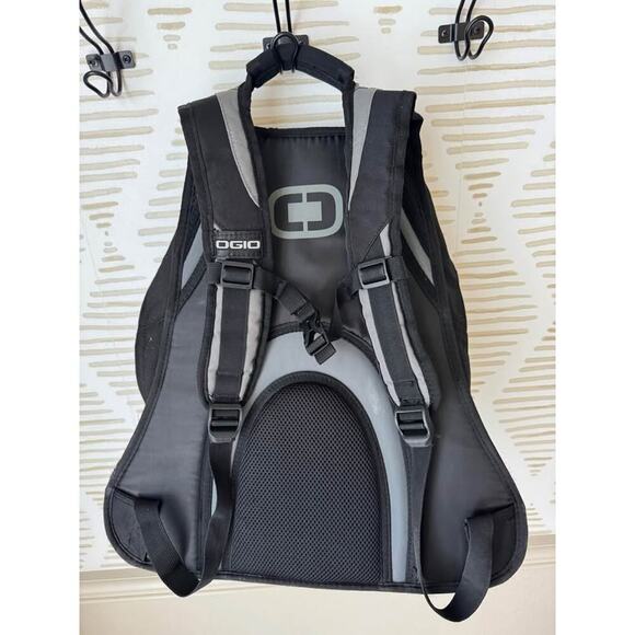 OGIO Branded IHG Intercontinental Hotel Group Holiday Inn Black Backpack - Picture 3 of 5